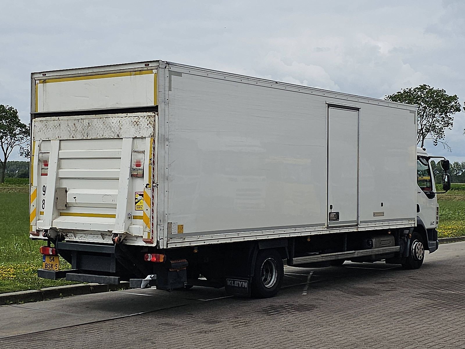Truck with Lift Gate 10 Ton